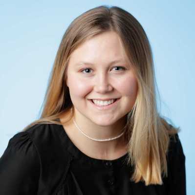 thumbnail_b school headshot .jpg